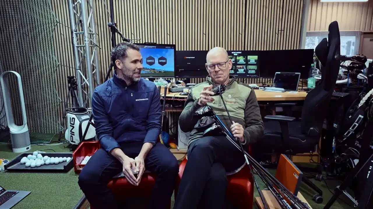 Golf Driver Test 2026 , Welcher Driver ist wirklich der Beste? 2 Zwei Tester im Fitting-Studio, einer hält und betrachtet einen Driver-Kopf, mehrere Schäfte liegen sichtbar.
