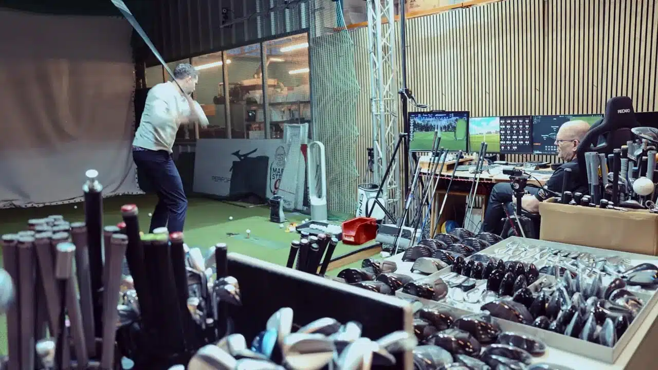 Golf Driver Test 2026 , Welcher Driver ist wirklich der Beste? 1 Indoor-Golf-Testing mit Tester beim Abschlag, zahlreichen Driverköpfen und Monitoren