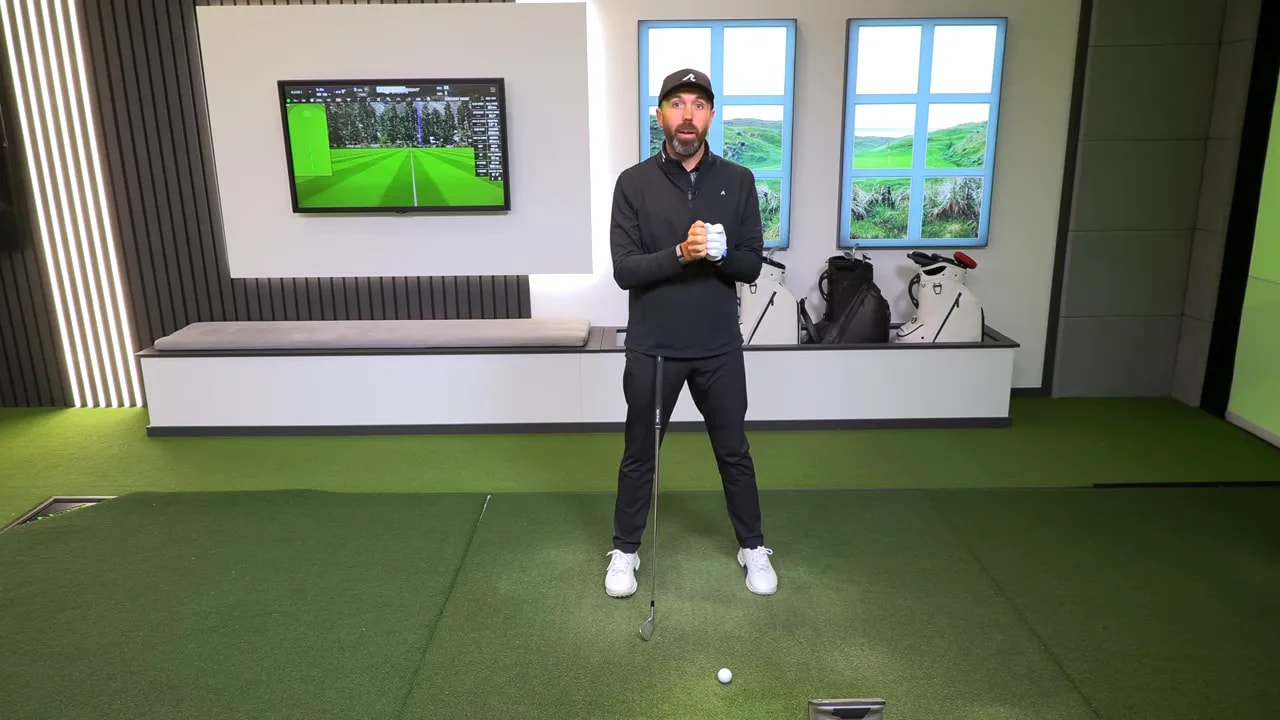 Golfspieler im Indoor-Golfstudio hält HackMotion-Sensorbereich während der Erklärung
