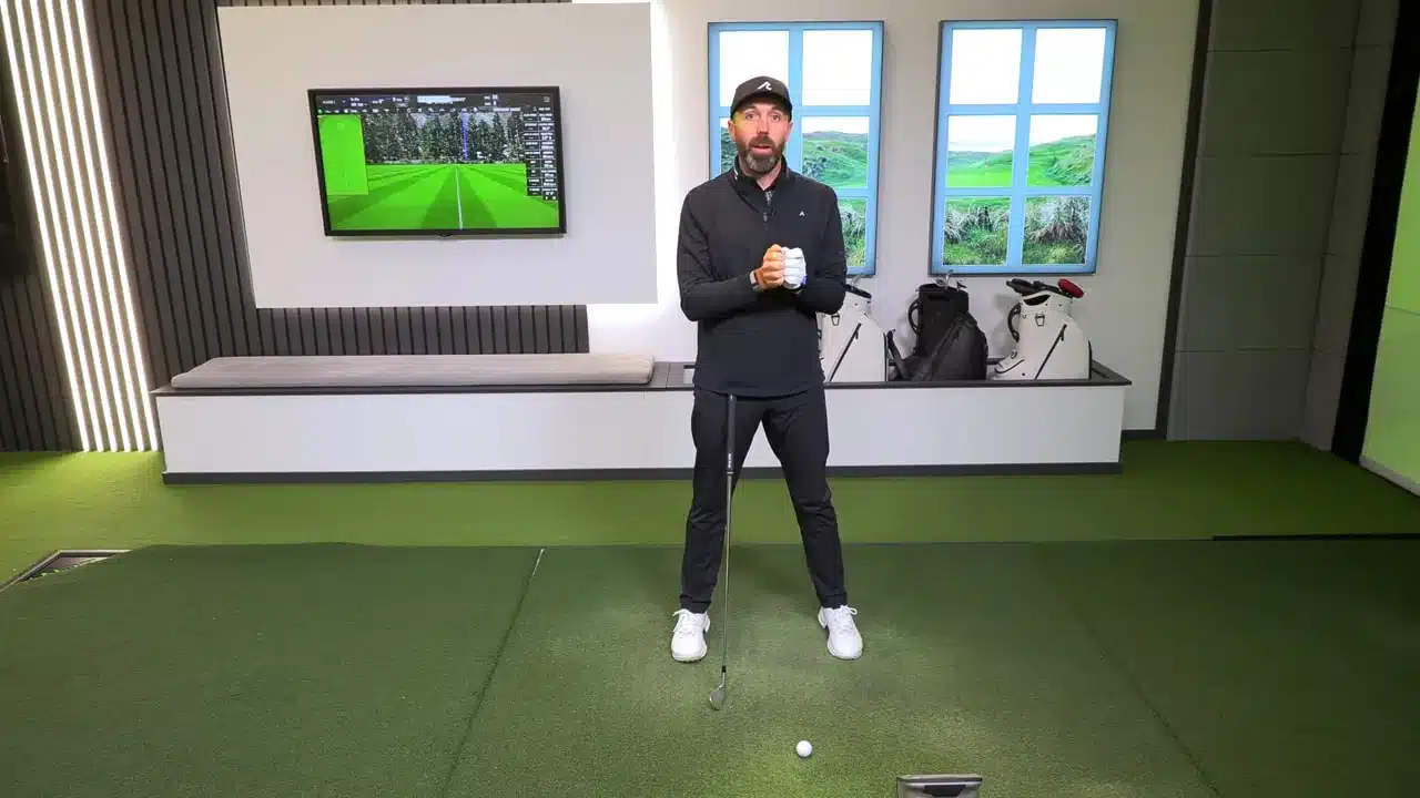 Anti Slice Golf-Training mit HackMotion: Mein ehrliches Review zum Wrist-Sensor 6 Golfspieler im Indoor-Golfstudio hält HackMotion-Sensorbereich während der Erklärung