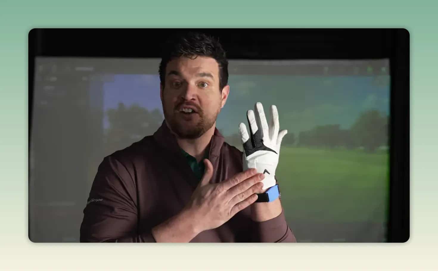 Tester hält eine Handschuh-/Palm-Auflage im HackMotion-Setup hoch