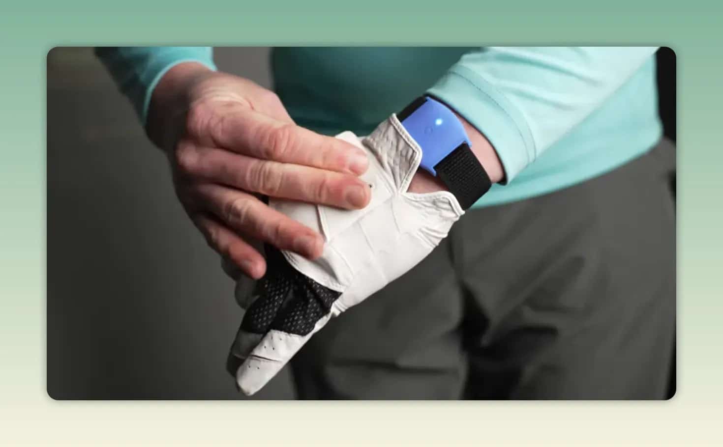 HackMotion Sensor Gen 4 unter dem Golfhandschuh am Handgelenk getragen