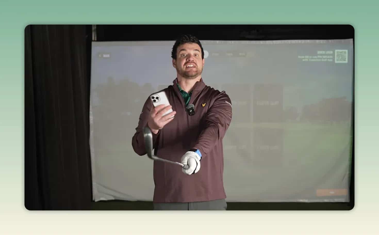 Tester im Indoor-Golfstudio zeigt HackMotion Sensor und Pad am Handgelenk