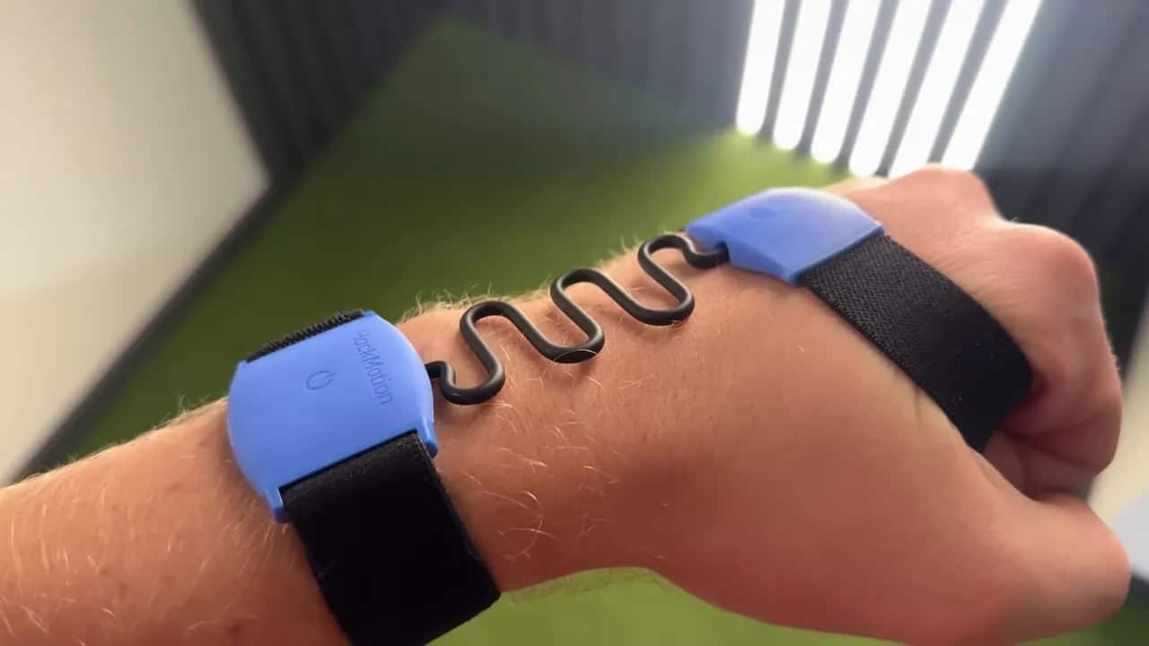 Nahaufnahme des HackMotion Wrist-Sensors am Handgelenk mit Riemen