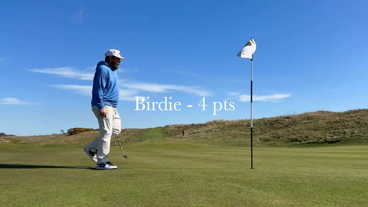 Lundin Golf Club: Schottlands bestes Hidden Gem direkt vor den Toren von St. Andrews? 2 Golfer nach Birdie auf Bahn 3 (4 Punkte) bei Lundin Golf Club am Grün