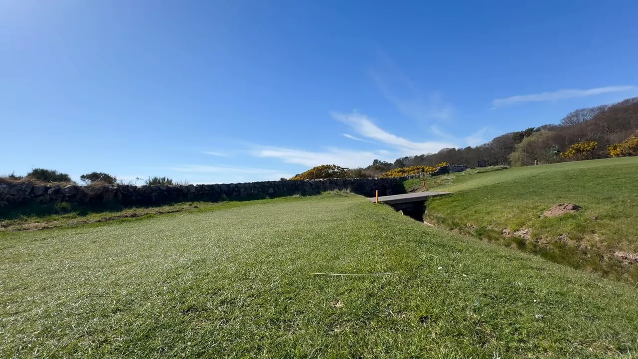 Lundin Golf Club: Schottlands bestes Hidden Gem direkt vor den Toren von St. Andrews? 3 Links-Fairway mit Steinmauer, Steigung und Zielmarkierung bei Lundin Golf Club