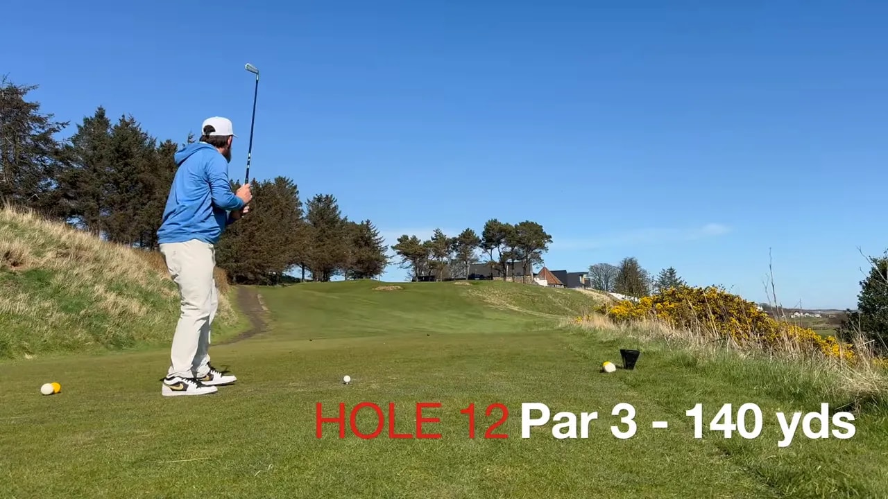 Lundin Golf Club: Schottlands bestes Hidden Gem direkt vor den Toren von St. Andrews? 5 Golfer am Abschlag für Loch 12 Par 3 mit 140 Yards bei Lundin Golf Club