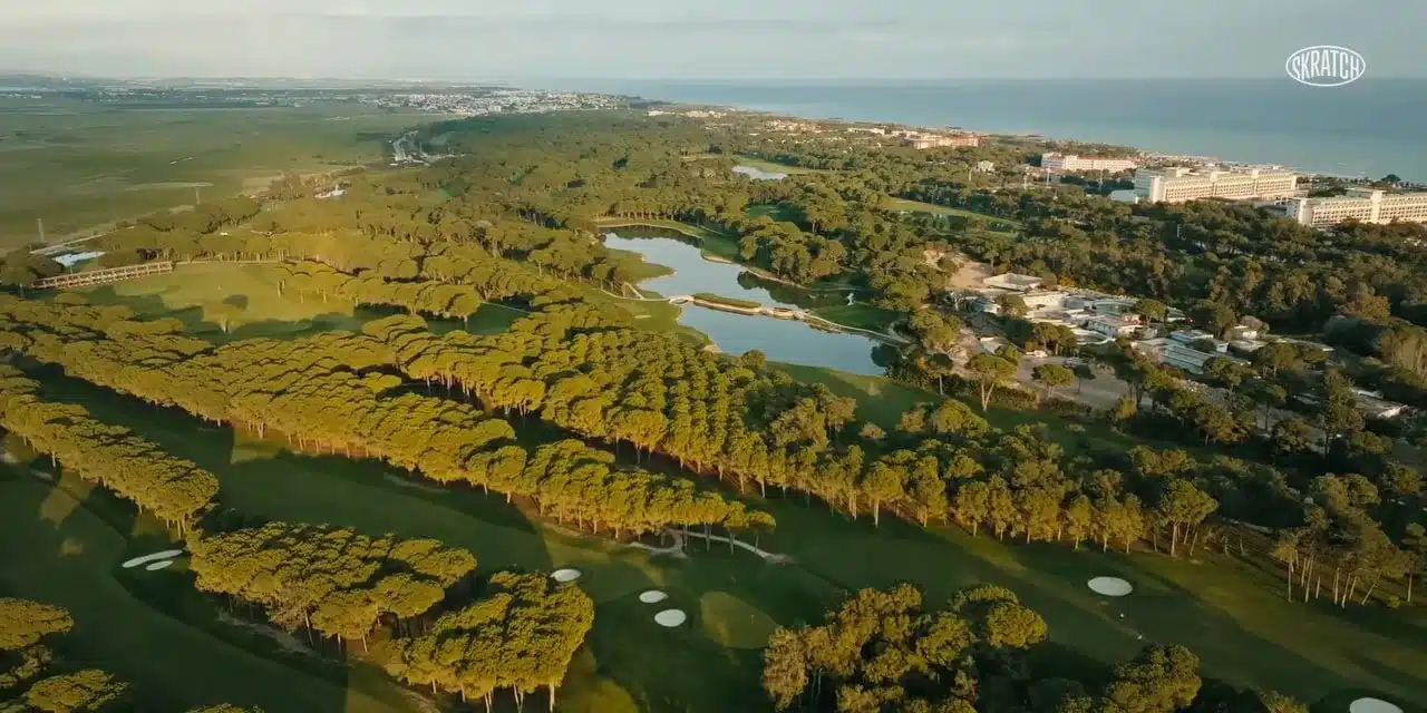 Golfurlaub in der Türkei: Warum Belek und Istanbul für Golfer immer interessanter werden 1 Luftaufnahme von mehreren Golfanlagen und Resortbereichen an der Küste von Belek