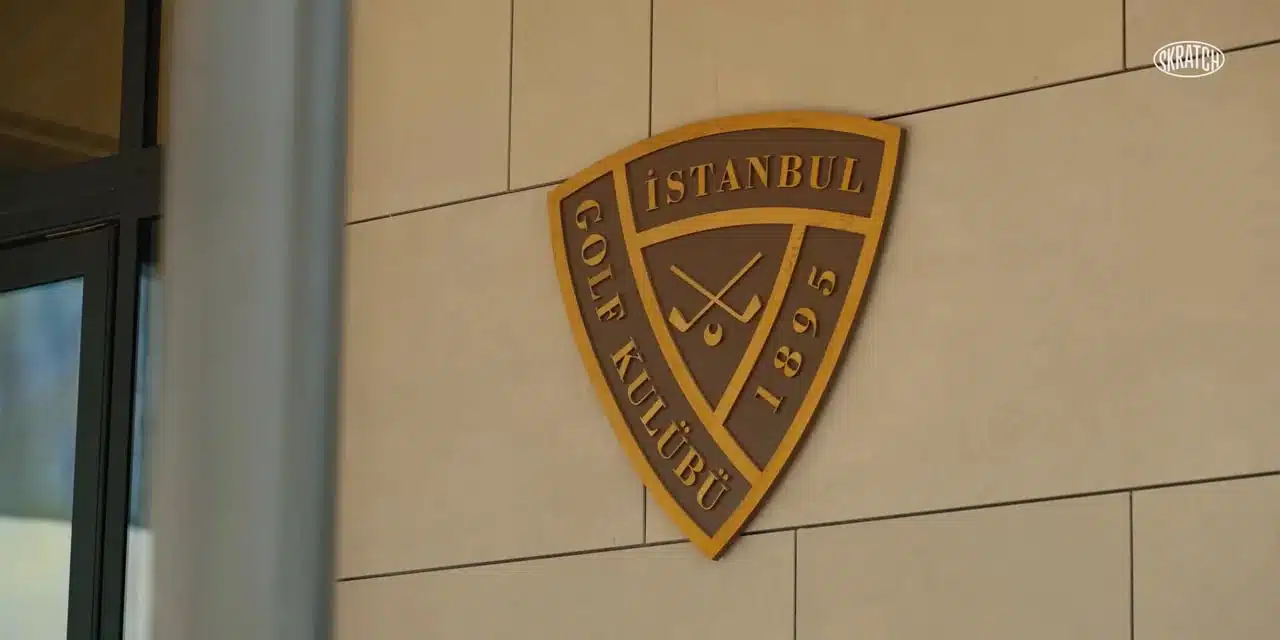 Golfurlaub in der Türkei: Warum Belek und Istanbul für Golfer immer interessanter werden 3 Luftaufnahme eines Golfplatzes in hügeliger grüner Landschaft mit Clubhausbereich
