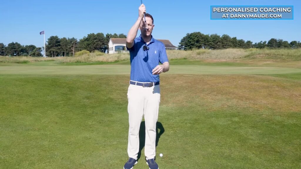 Golfer hält einen Schläger senkrecht vor sich und demonstriert die offene Schlagfläche