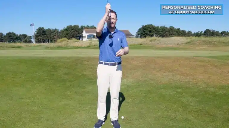 Golftraining & mehr Online 7 Golfer hält einen Schläger senkrecht vor sich und demonstriert die offene Schlagfläche